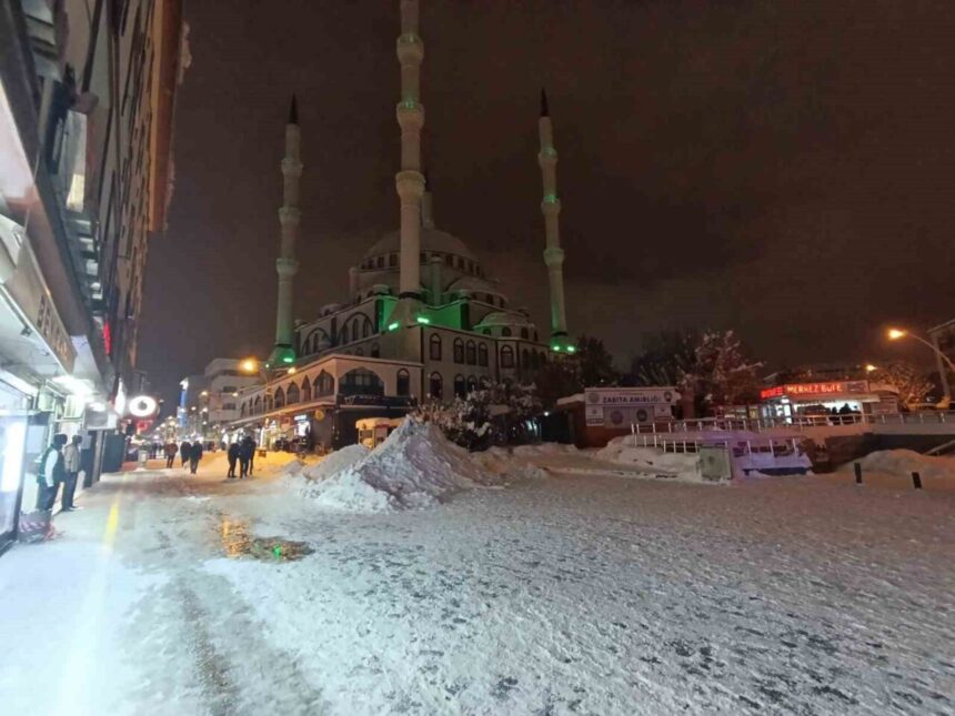 Ağrı’da bir kişi, 5 katlı binanın çatısındaki buz sarkıtının düşmesi sonucu yaralandı.