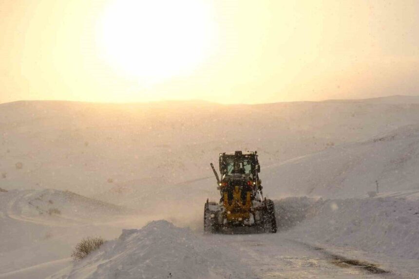 Ağrı’da Kar Yağışı Nedeniyle Ulaşım Problemleri İçin Çalışmalar Devam Ediyor Ağrı’da Kar Yağışı Nedeniyle Ulaşım Problemleri İçin Çalışmalar Devam Ediyor