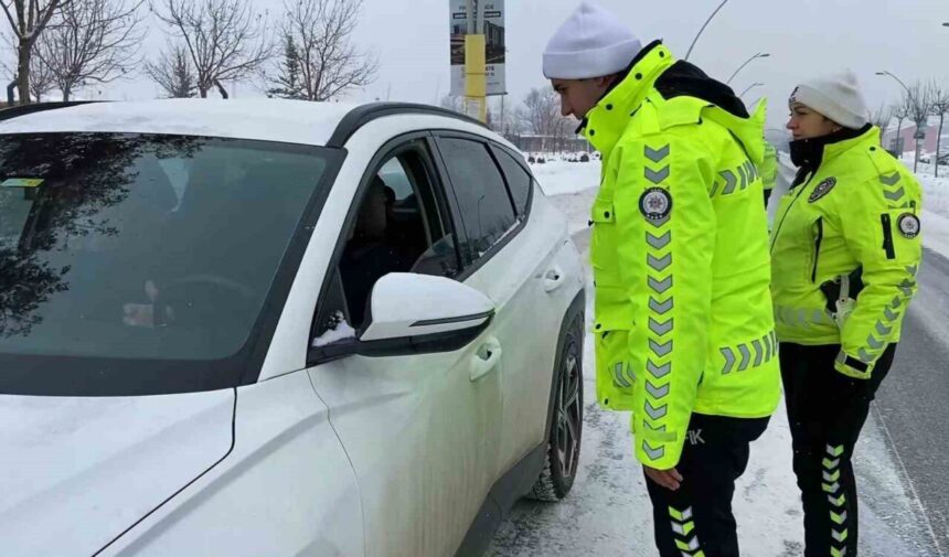 Ağrı’da Kış Hazırlıkları İçin Trafik Denetimleri Yapıldı Ağrı’da Kış Hazırlıkları İçin Trafik Denetimleri Yapıldı