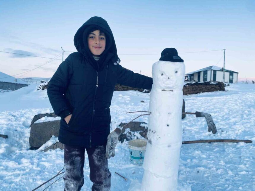 Patnos’ta etkili olan kar yağışı, ilçeyi beyaza boyadı; çocuklar eğlencenin tadını çıkardı. Patnos’ta etkili olan kar yağışı, ilçeyi beyaza boyadı; çocuklar eğlencenin tadını çıkardı.