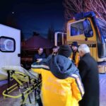 Kapalı köy yolunun açılmasıyla 77 yaşındaki hasta, ambulansla hastaneye ulaştırıldı.