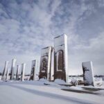 Ahlat’taki tarihi yapılar karla kaplanarak etkileyici manzaralar sundu.