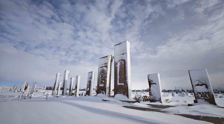 Ahlat’taki tarihi yapılar karla kaplanarak etkileyici manzaralar sundu.