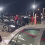 Bursa’da akaryakıt istasyonunda iki kişi arasında kavga çıktı, anlar kameraya yansıdı.