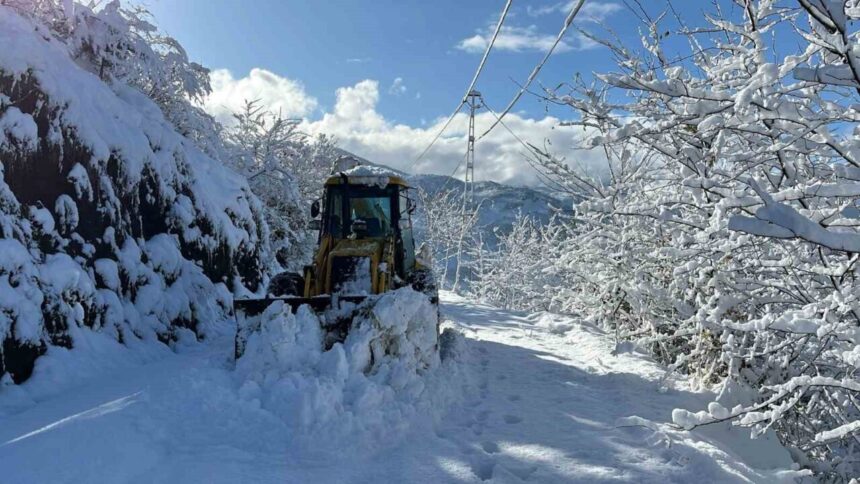 Akçaabat’ta belediye ekipleri yüksek kesimlerde karla mücadele çalışmalarını kesintisiz sürdürüyor.