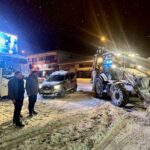 Akçadağ’da etkili olan kar yağışı sonrası belediye ekipleri, karla mücadele çalışmalarını sürdürüyor.