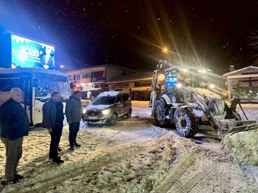 Akçadağ’da etkili olan kar yağışı sonrası belediye ekipleri, karla mücadele çalışmalarını sürdürüyor.