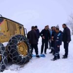 Akçadağ’da yoğun kar nedeniyle yoldan çıkan iş makinesi, belediye ekipleri tarafından kurtarıldı.