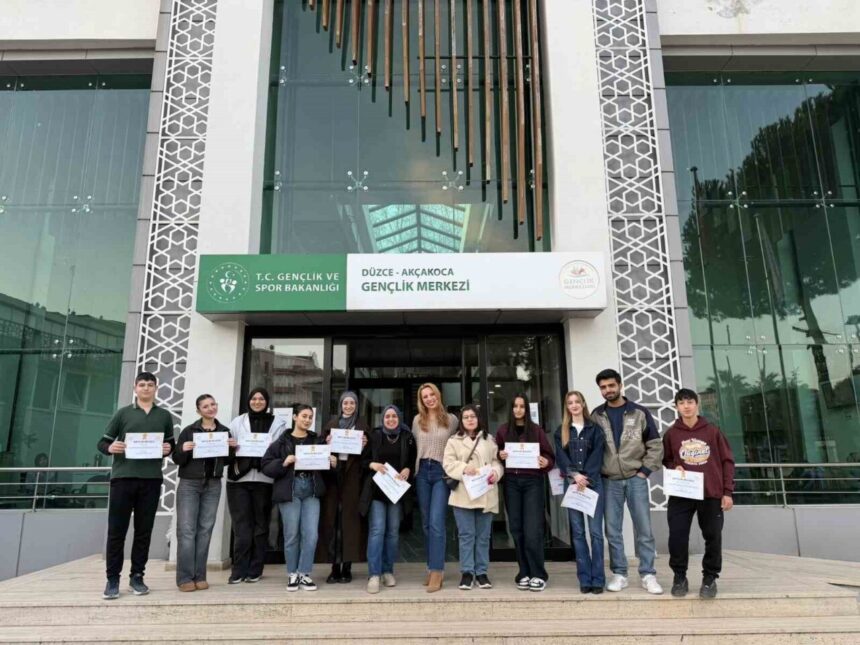 DÜZCE (İHA) – Akçakoca Gençlik Merkezi’nde gerçekleştirilen diksiyon atölyesi, gençlerin yoğun ilgisiyle sona erdi. DÜZCE (İHA) – Akçakoca Gençlik Merkezi’nde gerçekleştirilen diksiyon atölyesi, gençlerin yoğun ilgisiyle sona erdi.