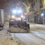 Akdağmadeni Belediyesi, yoğun kar yağışının ardından ulaşımın aksamaması için karla mücadele çalışmalarına devam ediyor.