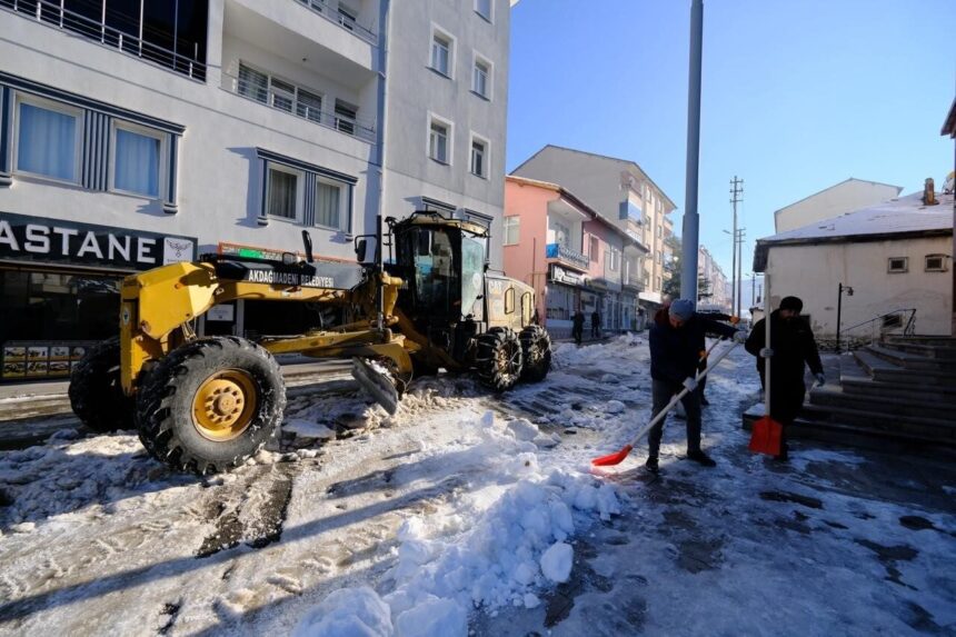 Akdağmadeni’nde kar yağışı sonrası belediye ekipleri karla mücadele çalışmalarını kesintisiz sürdürdü. Akdağmadeni’nde kar yağışı sonrası belediye ekipleri karla mücadele çalışmalarını kesintisiz sürdürdü.