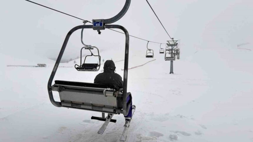 Yedikuyular Kayak Merkezi, hafta sonu kalabalık misafirlerle doldu; kış turizminin merkezi oldu. Yedikuyular Kayak Merkezi, hafta sonu kalabalık misafirlerle doldu; kış turizminin merkezi oldu.