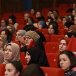 Kocaeli’de akran zorbalığı seminerinde Dr. Teber, evdeki zorbalığın da önemli bir sorun olduğuna vurgu yaptı.