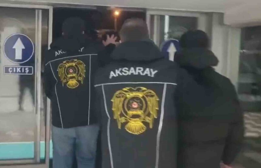 Aksaray’da bıçakçı dükkanından hırsızlık yapan 3 şüpheli polis operasyonuyla yakalandı. Aksaray’da bıçakçı dükkanından hırsızlık yapan 3 şüpheli polis operasyonuyla yakalandı.