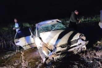 Aksaray’da direksiyon hakimiyetini kaybeden otomobil şarampole devrildi, 3 kişi yaralandı.