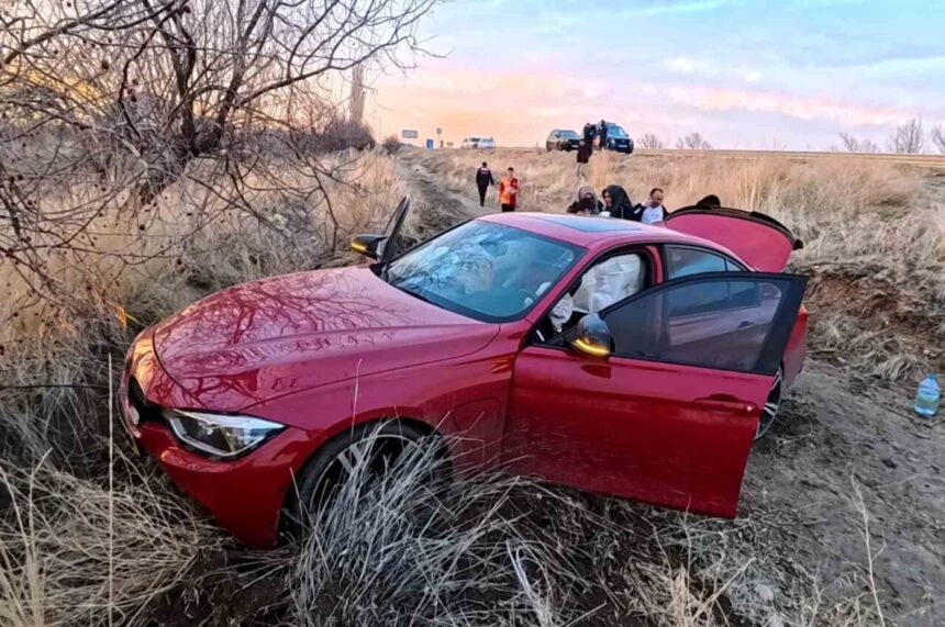 Aksaray’da direksiyon hakimiyetini kaybeden otomobil yoldan çıktı, 3 kişi yaralandı. Aksaray’da direksiyon hakimiyetini kaybeden otomobil yoldan çıktı, 3 kişi yaralandı.