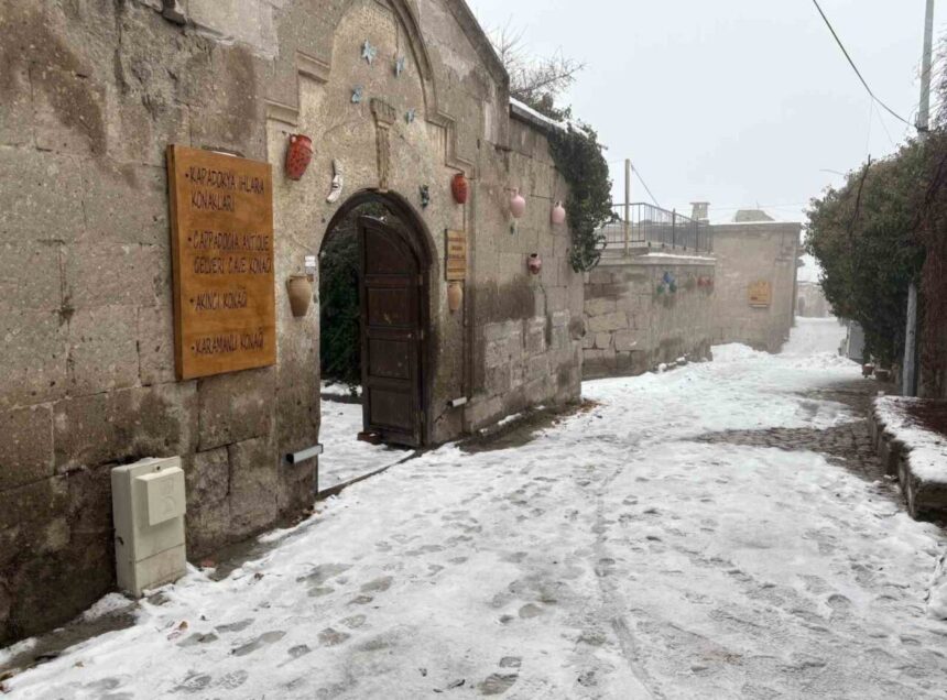Aksaray’ın yüksek kesimlerinde kar yağışı devam ediyor, Güzelyurt ilçesi beyaza büründü.