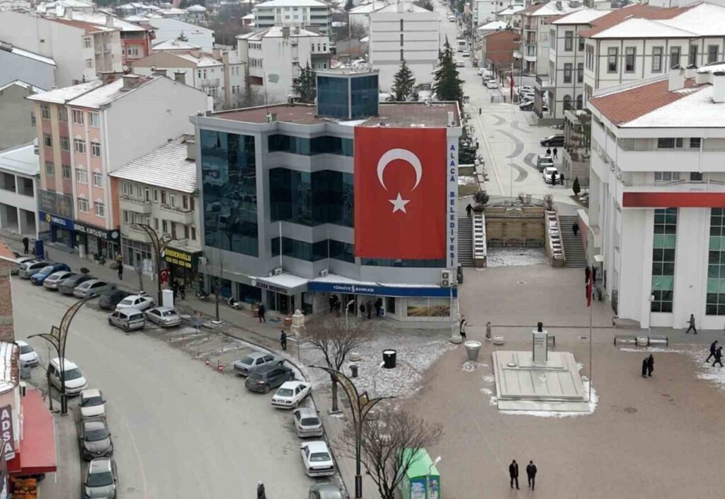 Alaca Belediyesi, Nusaybin-Kamışlı sınırındaki bayrak saldırısını büyük bayrakla protesto etti.