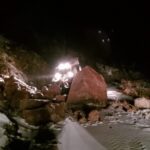 Alanya’da heyelan sebebiyle kapanan yolların açılması için çalışmalar devam ediyor.