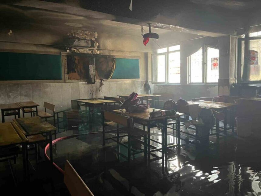 Alanya’daki ilkokulda klima ünitesinden çıkan yangın paniğe yol açtı, can kaybı yok.