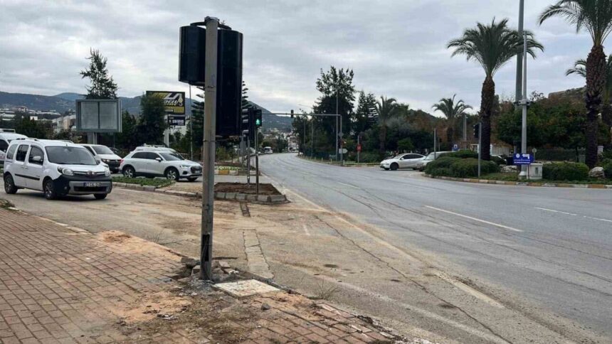 Alanya’da kamyon ile motosikletin çarpıştığı kazada 17 yaşındaki sürücü hayatını kaybetti.