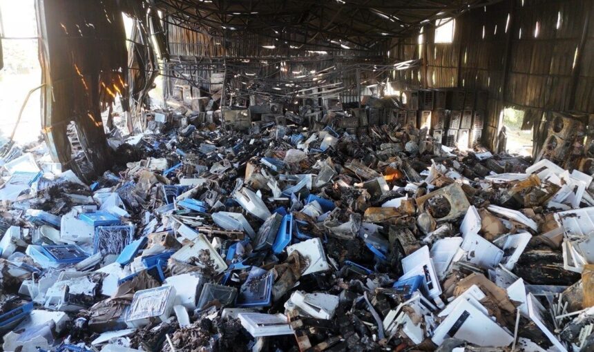 Alanya’daki depo yangını 30 milyon lira zarara yol açtı, ekipler 2 saatte kontrol altına aldı.