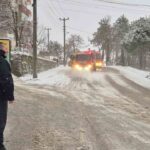 Alaplı Belediye Başkanı Nuri Tekin, karlı yolların 12 yıldır deniz suyu ile açıldığını açıkladı.