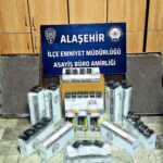 MANİSA (İHA) – Alaşehir’de yapılan polis denetimlerinde bir iş yerinde 11 bin 750 dolu, 12 bin boş kaçak makaron bulundu.