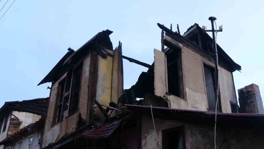 Kastamonu’daki yangında hasar, sabah ışıklarıyla birlikte ortaya çıktı. Kastamonu’daki yangında hasar, sabah ışıklarıyla birlikte ortaya çıktı.