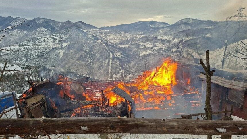 Yenice’de ahşap evde çıkan yangın, evi tamamen kullanılmaz hale getirdi.
