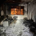 Defne ilçesinde yangın, boş daireyi tamamen sararak kullanılamaz hale getirdi.