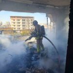 İskenderun’daki apartman dairesinde çıkan yangın, evi kullanılmaz hale getirdi; bir kişi itfaiyece kurtarıldı.