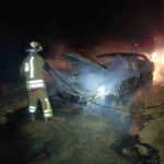 Hatay’da seyir halindeki otomobil alev aldı, araç kullanılmaz hale geldi.