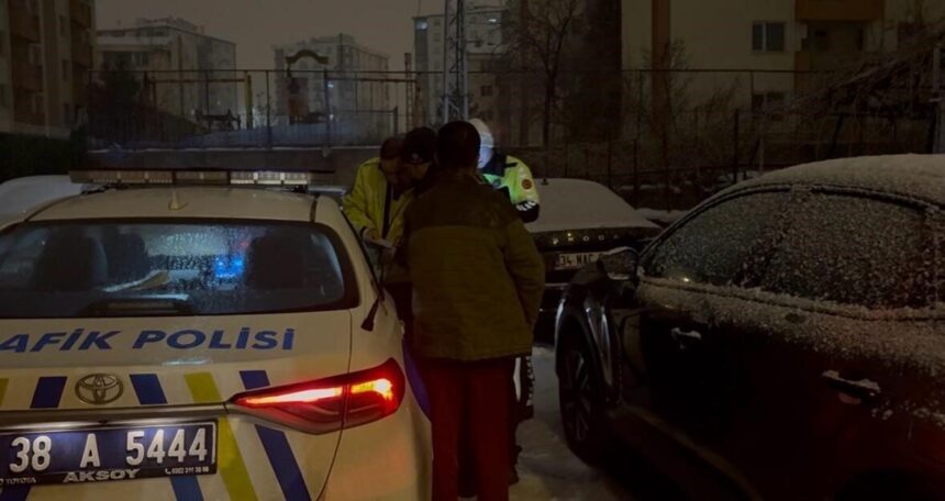 Kayseri’de dur ihtarına uymayan sürücü drift yaparak kaçmaya çalıştı, çıkmaz sokağa girince yakalandı. Kayseri’de dur ihtarına uymayan sürücü drift yaparak kaçmaya çalıştı, çıkmaz sokağa girince yakalandı.