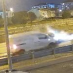 Çorlu’da alkollü sürücünün kontrolü kaybettiği kamyonet bariyerlere çarptı, yaralı kurtuldu.