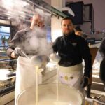 Kahramanmaraş’ta Alpedo Dondurma, soğuk kış gününde vatandaşlara sıcak salep ikramında bulundu.