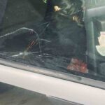 Eskişehir’deki alt geçitteki buz sarkıtı, araç üzerindeki hasara yol açtı. Muhtar önlem çağrısında bulundu.