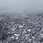 Osmaniye’deki Zorkun Yaylası, kar yağışı sonrası beyaza büründü; etkileyici görüntüler drone ile kaydedildi.