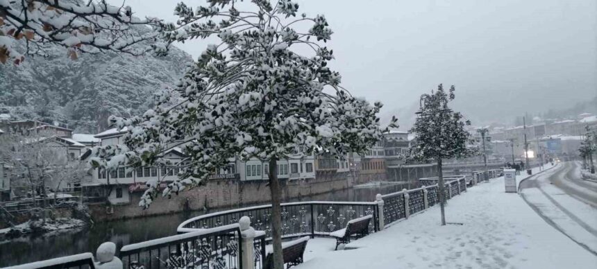 Amasya’da 2026’nın ilk saatlerinde kar yağışı başladı, 180 köy yolu kapandı.