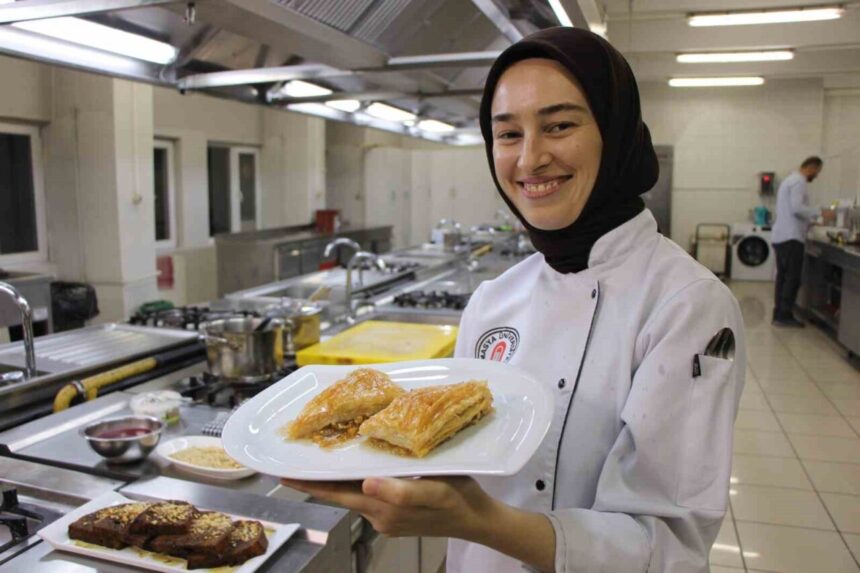 Amasya’nın ünlü misket elması, baklavalarda yeni bir lezzet sunuyor: Elmalı baklava. Amasya’nın ünlü misket elması, baklavalarda yeni bir lezzet sunuyor: Elmalı baklava.