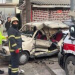 Isparta’da otomobil ve ambulansın çarpıştığı kazada, sıkışan sürücü ve yolcu itfaiye tarafından kurtarıldı.