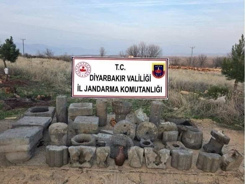 Lice’de düzenlenen “Anadolu Mirası Operasyonu”nda 36 tarihi eser ele geçirildi. Lice’de düzenlenen “Anadolu Mirası Operasyonu”nda 36 tarihi eser ele geçirildi.