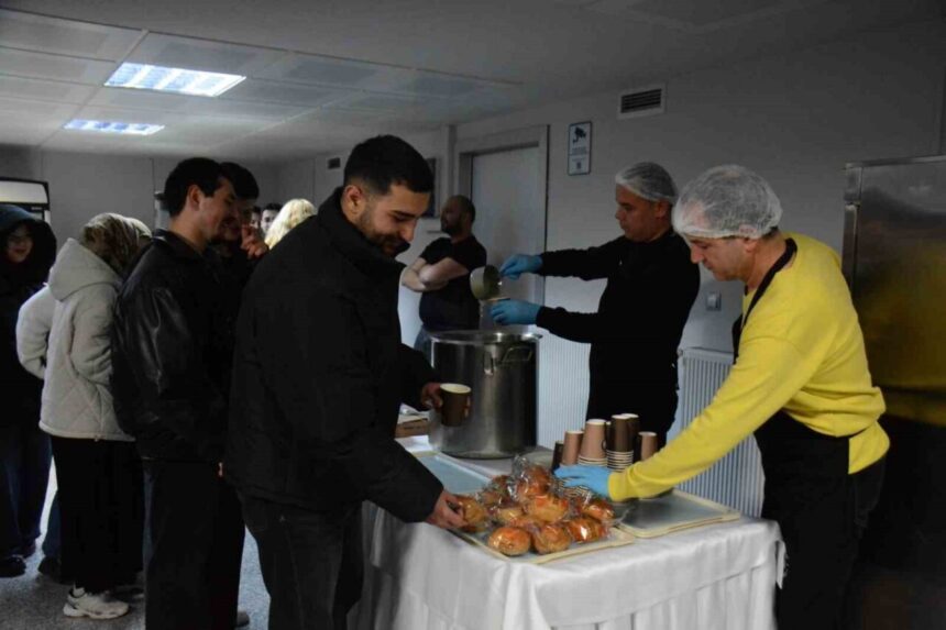 Anadolu Üniversitesi, final sınavları döneminde öğrencilere kütüphanede sıcak ikramlar sunuyor Anadolu Üniversitesi, final sınavları döneminde öğrencilere kütüphanede sıcak ikramlar sunuyor