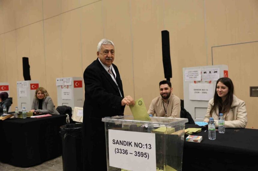 Ankara Bakkallar ve Bayiler Esnaf Odası’nda Bendevi Palandöken yeniden başkanlığa seçildi Ankara Bakkallar ve Bayiler Esnaf Odası’nda Bendevi Palandöken yeniden başkanlığa seçildi