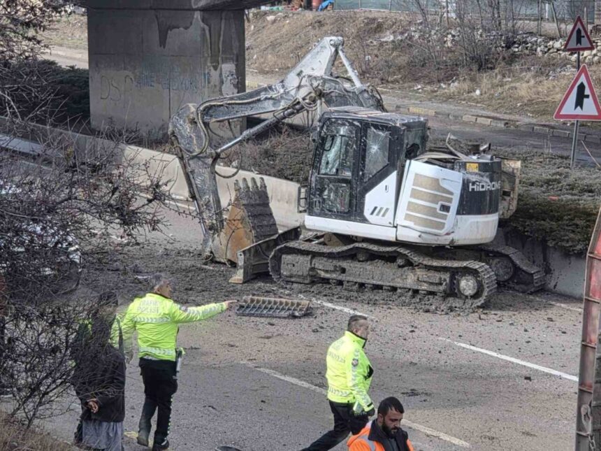 Elmadağ’da Tırın Dorsesindeki Kepçe, Köprü Altında Düşerek Kaza Tehlikesi Yarattı Elmadağ’da Tırın Dorsesindeki Kepçe, Köprü Altında Düşerek Kaza Tehlikesi Yarattı