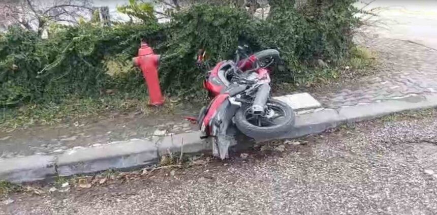 Ankara’da köpeğe çarpmamak isteyen motosiklet sürücüsü kaza geçirdi. Ankara’da köpeğe çarpmamak isteyen motosiklet sürücüsü kaza geçirdi.