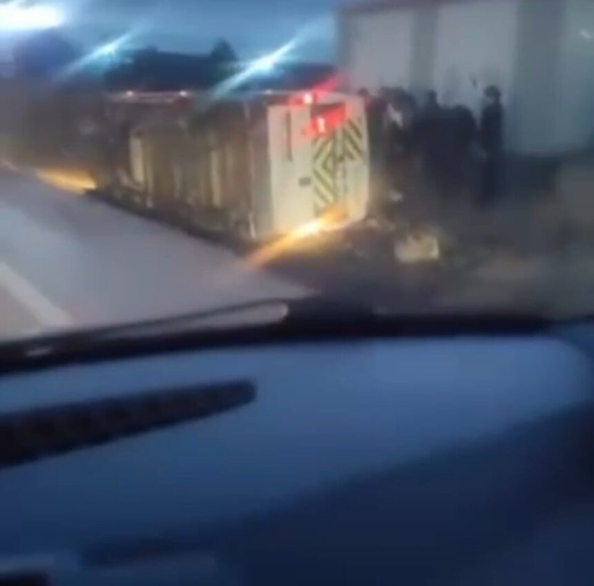 Akyurt’ta servis aracının devrilmesi sonucu 7 kişi hafif yaralandı. Akyurt’ta servis aracının devrilmesi sonucu 7 kişi hafif yaralandı.