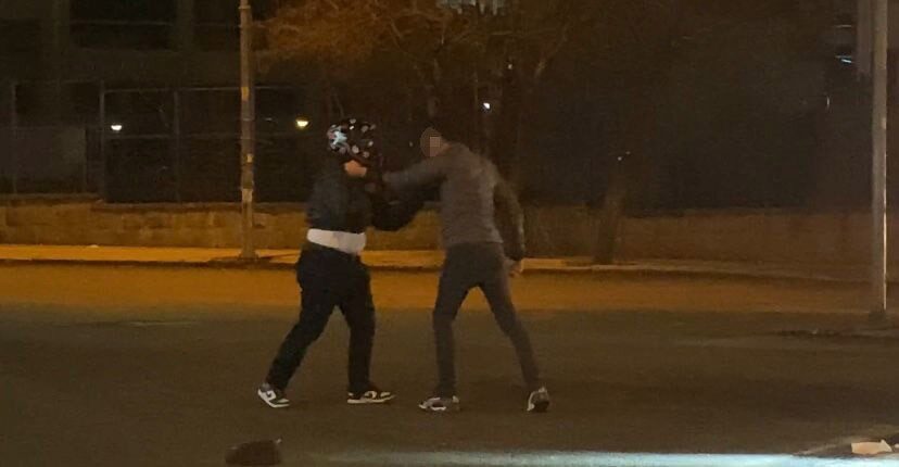 Ankara’da otomobil sürücüsü, trafik tartıştığı motosiklet sürücüsüne saldırdı. Ankara’da otomobil sürücüsü, trafik tartıştığı motosiklet sürücüsüne saldırdı.