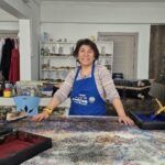 Ankara’daki ebru sanatçısı Adalet Özdürük, Tokat BELMEK kurslarında geleneksel baskı sanatını öğreniyor.