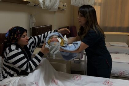 Yüksekova’da zor hava koşullarında sağlık hizmeti alanında destek sunan “Anne Oteli” hizmet vermeye devam ediyor.